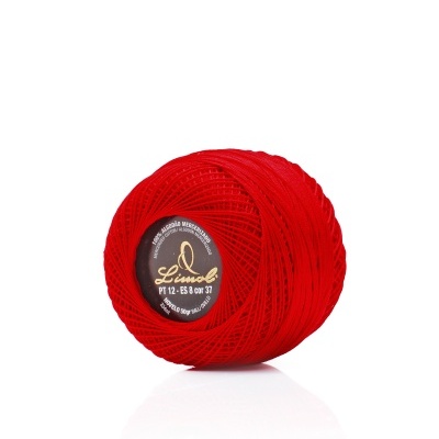 Rolo de linha de algodão vermelho com etiqueta preta no centro