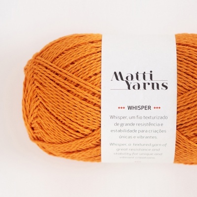 Novelo de fio laranja com rótulo da marca Matti Yarns