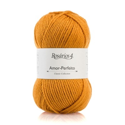 Novelo de lã grosso cor mostarda com etiqueta Rosários 4