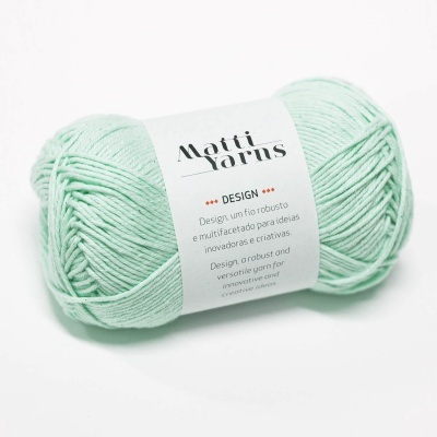 Novelo de fio verde água com etiqueta Matti Yarns em fundo branco