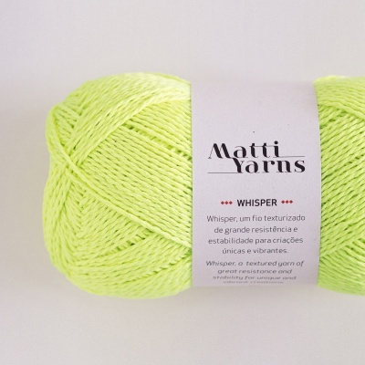 Novelo de fio amarelo claro Matti Yarns Whisper com rótulo branco