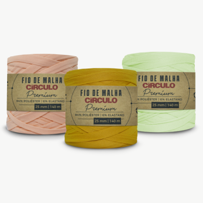 Três rolos de fio de malha coloridos com etiquetas Círculo Premium
