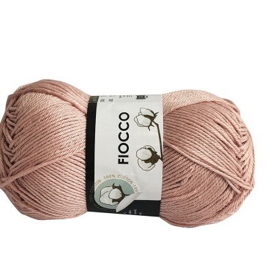 Novelo de lã rosa claro 100% algodão com etiqueta FIOCCO