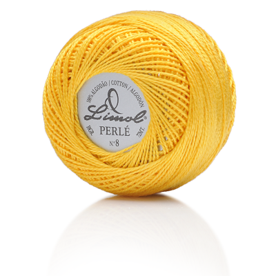 Novelo de fio amarelo Limol Perlé 100% algodão N° 8 sobre fundo branco