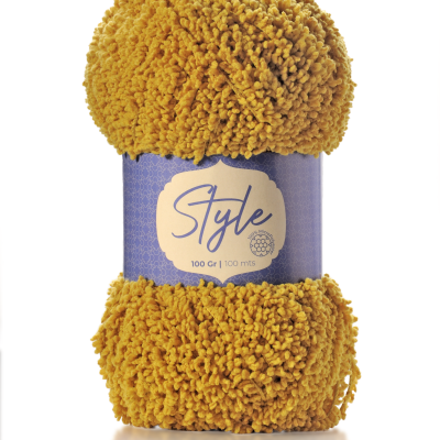 Novelo de lã mostarda com etiqueta azul 'Style 100 Gr | 100 mts'