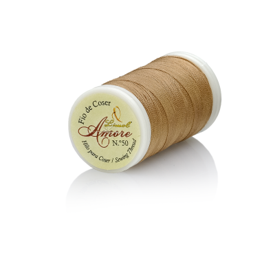Rolo de fio de coser castanho claro em plástico branco