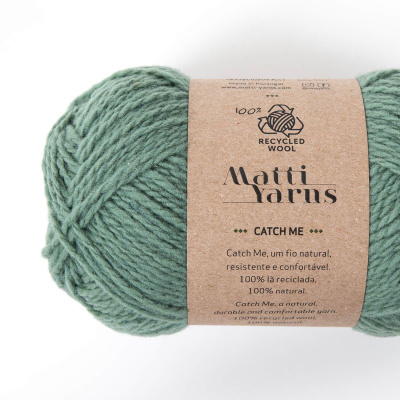 Novelo de lã verde com etiqueta da Matti Yarns