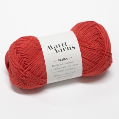 Novelo de lã cor coral com etiqueta da marca Matti Yarns
