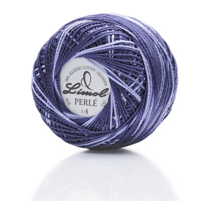 Rolo de fio de algodão perlé azul e lilás com etiqueta da marca Líneol n° 8