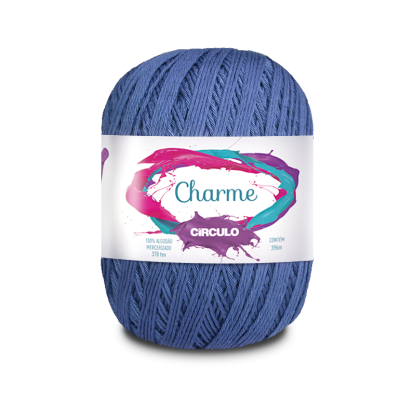 Novelo de fio azul com rótulo branco e detalhes a colorido