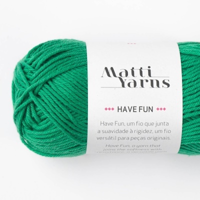 Novelo de fio verde Matti Yarns com etiqueta branca e texto descritivo em português.