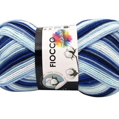 Novelo de fio de algodão multicolor azul e branco da marca Fiocco