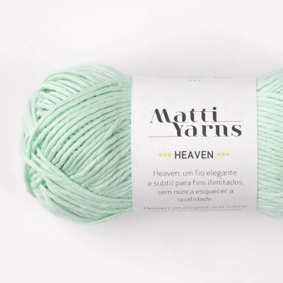 Novelo de fio verde menta com etiqueta branca da marca Matti Yarns Heaven