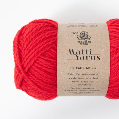 Novelo de lã vermelha com etiqueta de papel reciclado da marca Matti Yarns