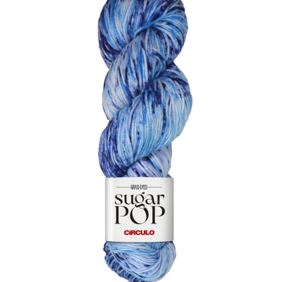 Skein de fio azul com etiqueta branca 'HAND DYED sugar POP CÍRCULO'