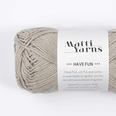 Novelo de fio cinza claro Matti Yarns com etiqueta branca