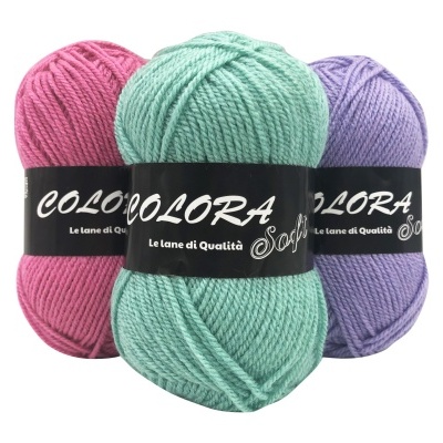 Três novelos de lã Colorosa em rosa, verde-água e lilás com rótulos pretos