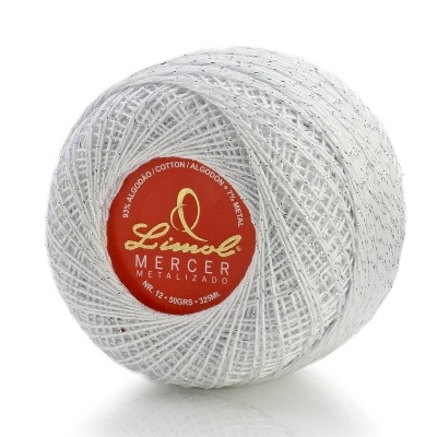 Novelo de linha branca com fios metálicos e etiqueta vermelha no centro