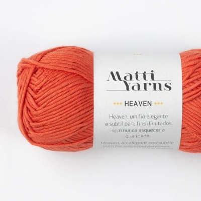 Novelo de lã laranja Matti Yarns Heaven com rótulo branco