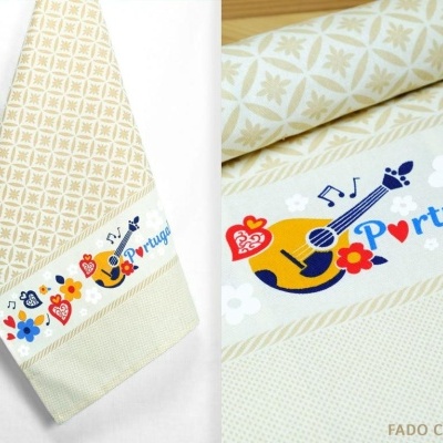 Toalha de cozinha branca com desenhos coloridos e padrão beje