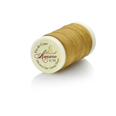 Rolo de linha castanha para coser com embalagem branca e texto Amore Nº 50