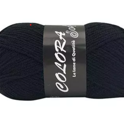 Novelo de lã preto com etiqueta preta e texto branco