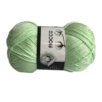 Novelo de fio de algodão verde claro com etiqueta FIOCCO