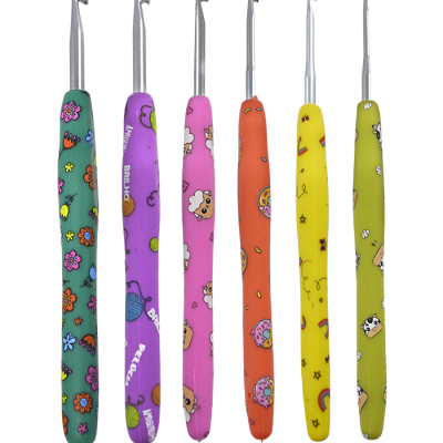 Conjunto de seis agulhas de croché coloridas com padrões divertidos