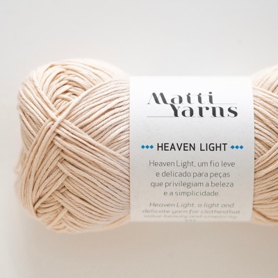 Fio de lã bege claro com rótulo branco da Matti Yarns