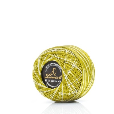 Rolo de linha verde e branca com etiqueta preta e dourada