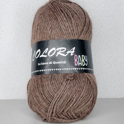 Novelo de lã castanha com etiqueta preta Color Baby