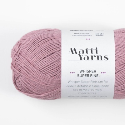 Novelo de lã rosa velho com etiqueta da marca Matti Yarns Whisper Super Fine