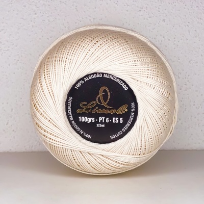 Rolo de linha de algodão mercerizado branco com etiqueta preta e texto central