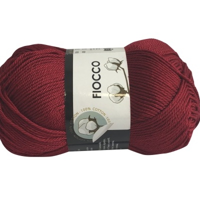 Novelo de fio de algodão vermelho com rótulo branco