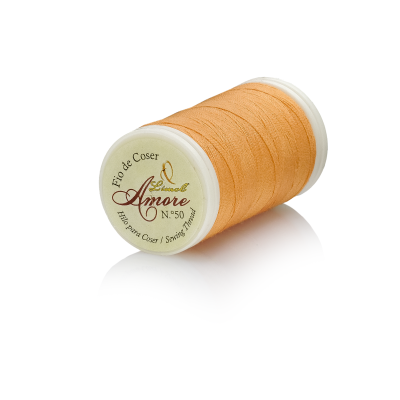 Carretel de linha de coser cor pêssego com etiqueta branca e texto Amore N°50