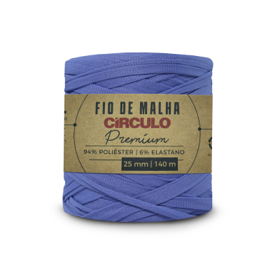 Rolo de fio de malha azul com etiqueta de papel castanho e texto informativo
