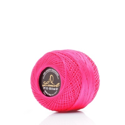 Novelo de linha rosa com rótulo preto sobre fundo branco