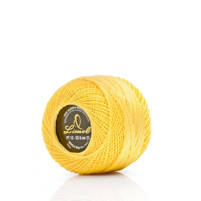 Novelo de linha amarela da marca Linol com etiqueta preta