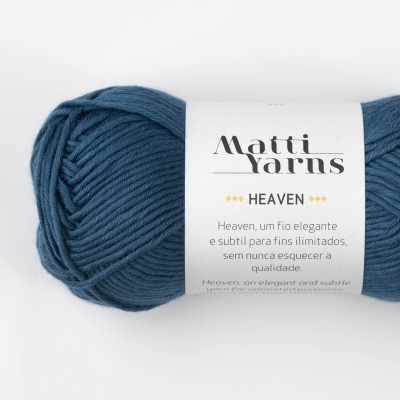 Novel de lã azul com etiqueta branca da marca Matti Yarns Heaven