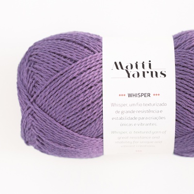 Novelo de fio roxo Matti Yarns Whisper com etiqueta branca e texto descritivo