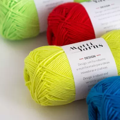 Novelos de lã colorida com etiquetas da Motti Yarns