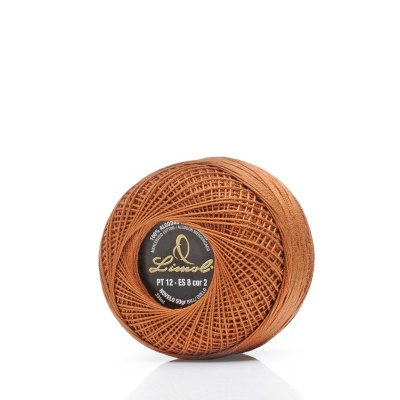 Rolo de linha castanha da marca Lina co com etiqueta preta