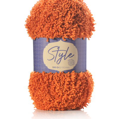 Novelo de fio felpudo laranja com etiqueta roxa