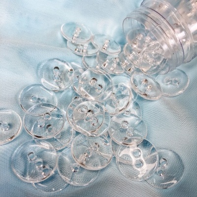 Botões redondos transparentes sobre tecido azul claro