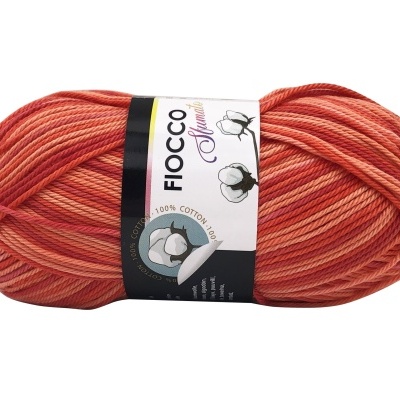 Novelo de fio Fiocco em tons vermelhos e laranja com etiqueta