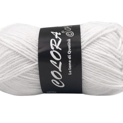 Novelo de lã branca COLORA com etiqueta preta