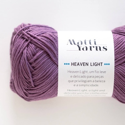Novelo de fio lilás Motti Yarns Heaven Light com rótulo branco