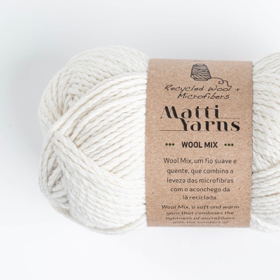 Novelo de fio branco da marca Matti Yarns com etiqueta informativa.