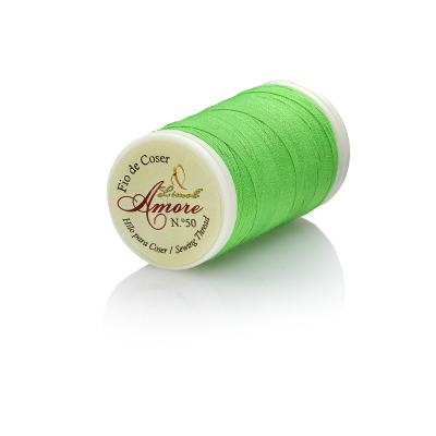 Carretel de fio de coser verde Amore N°50 em fundo branco