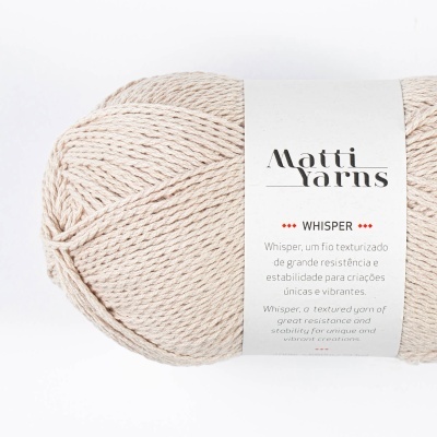 Novelo de fio creme claro Matti Yarns Whisper com etiqueta descritiva